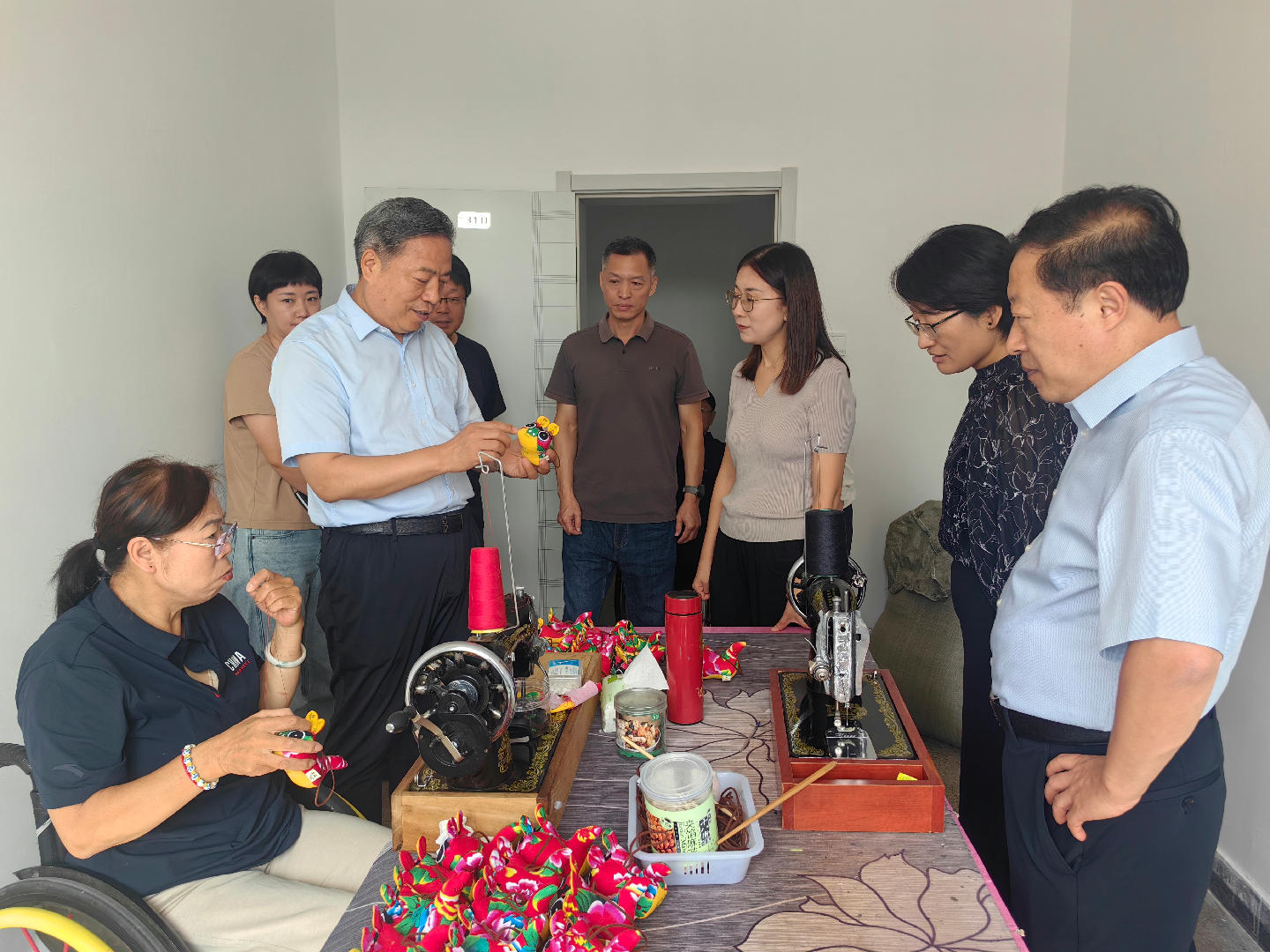 图为调研山海关区残疾人综合服务中心